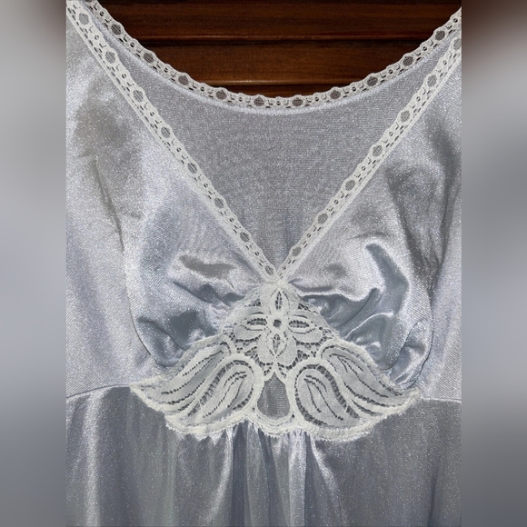 Elegant White Lace Nightgown - Picture 3 of 4